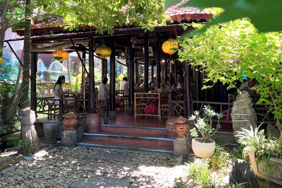 Lien Hoa Vegan Restaurant - Vietnam Food Tour