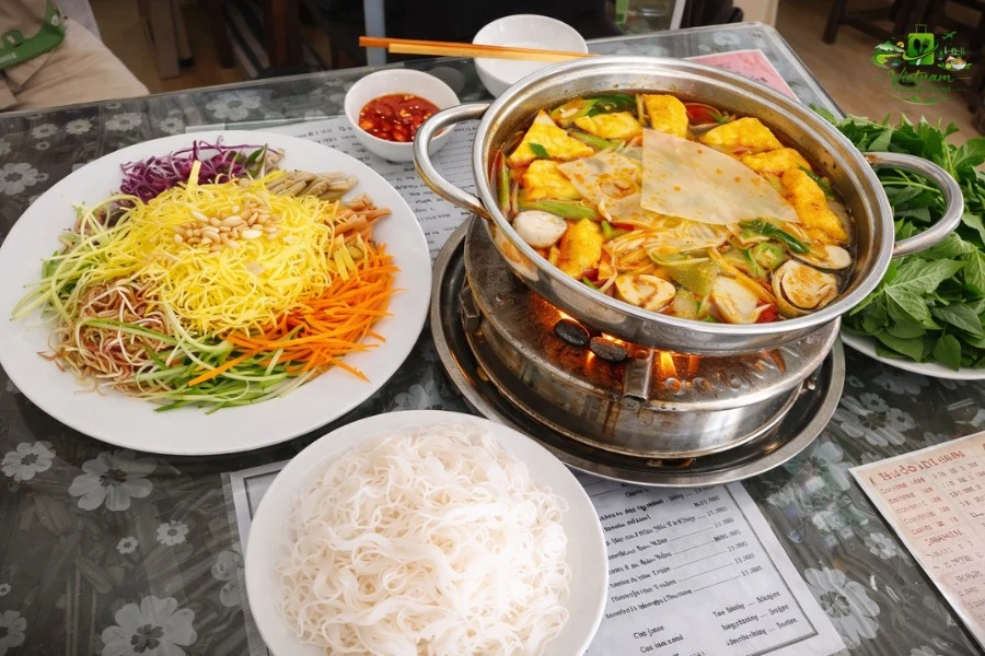 Hue Dieu Lac Vegetarian Restaurant - Vietnam Food Tour